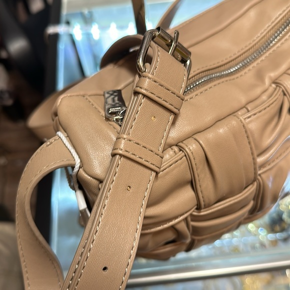 The Tan vegan Handbag weave in the front is solid in the back with a zipper - Picture 9 of 11